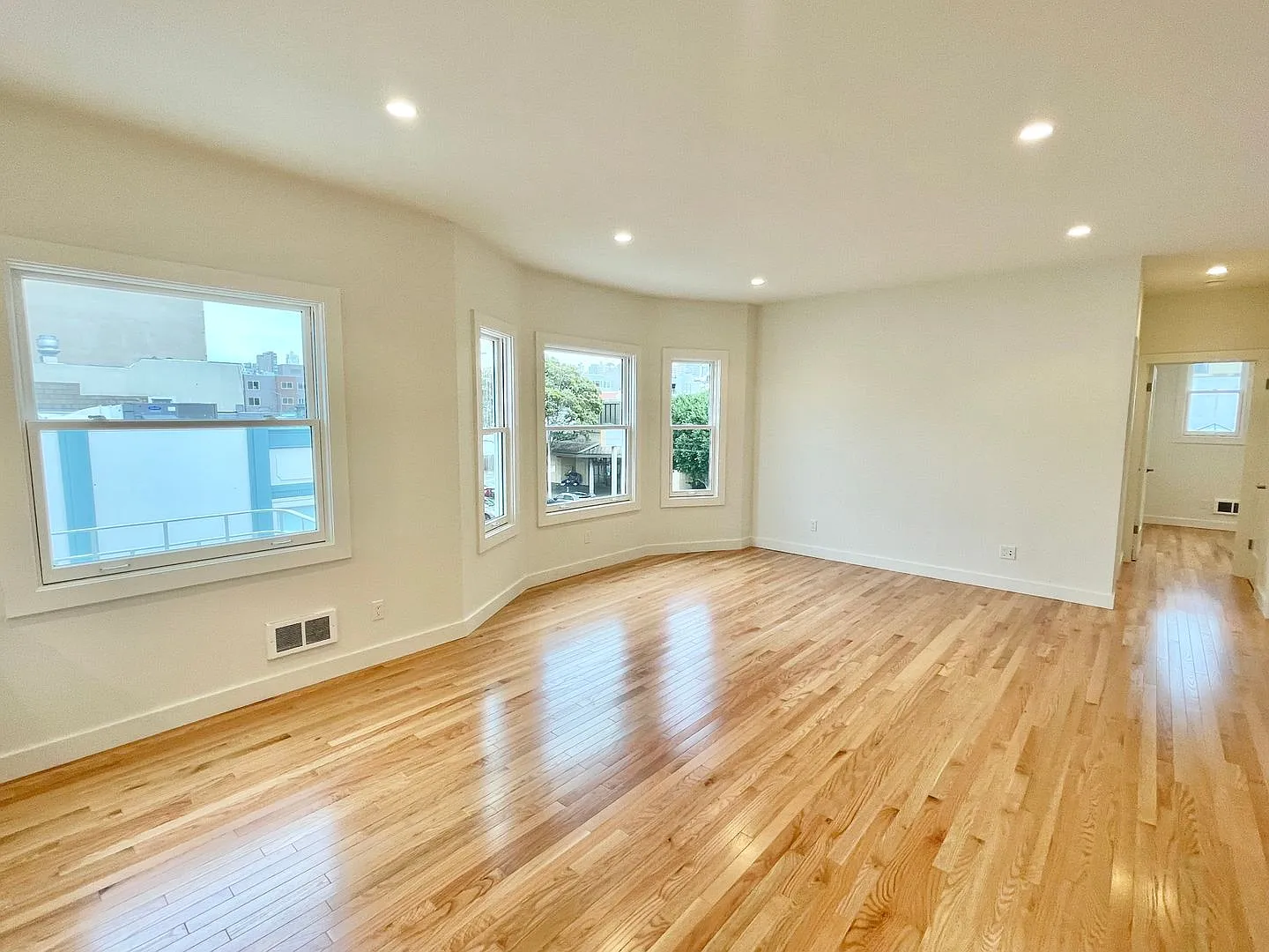 Stunning 2bd/1ba Marina Apartment! In Unit Laundry! Views Progressive — Photo 4