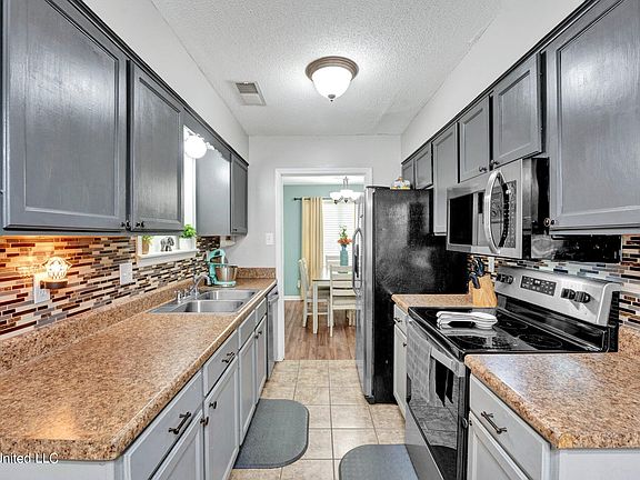 4th image of 654 White Ash Dr