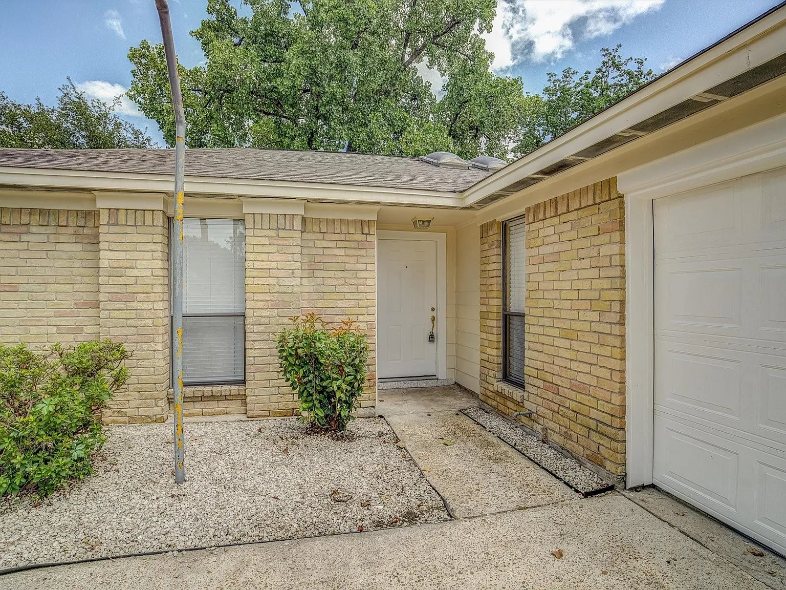 4 bed, 2.0 bath, 1677 sqft, $2,000 — Photo 3