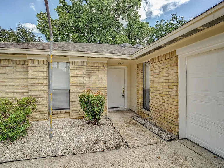 7315 Foxside Ln — Photo 4