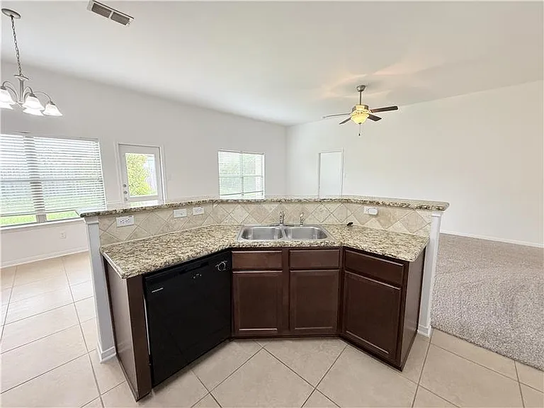 531 Parkfield Ln — Photo 14