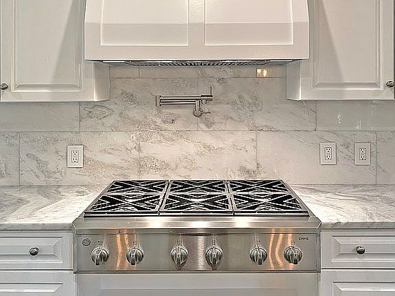 4th image of 400 Saint Catherines Ct