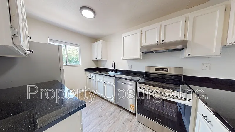 2 bed, 1.5 bath, 900 sqft, $1,395 — Photo 2