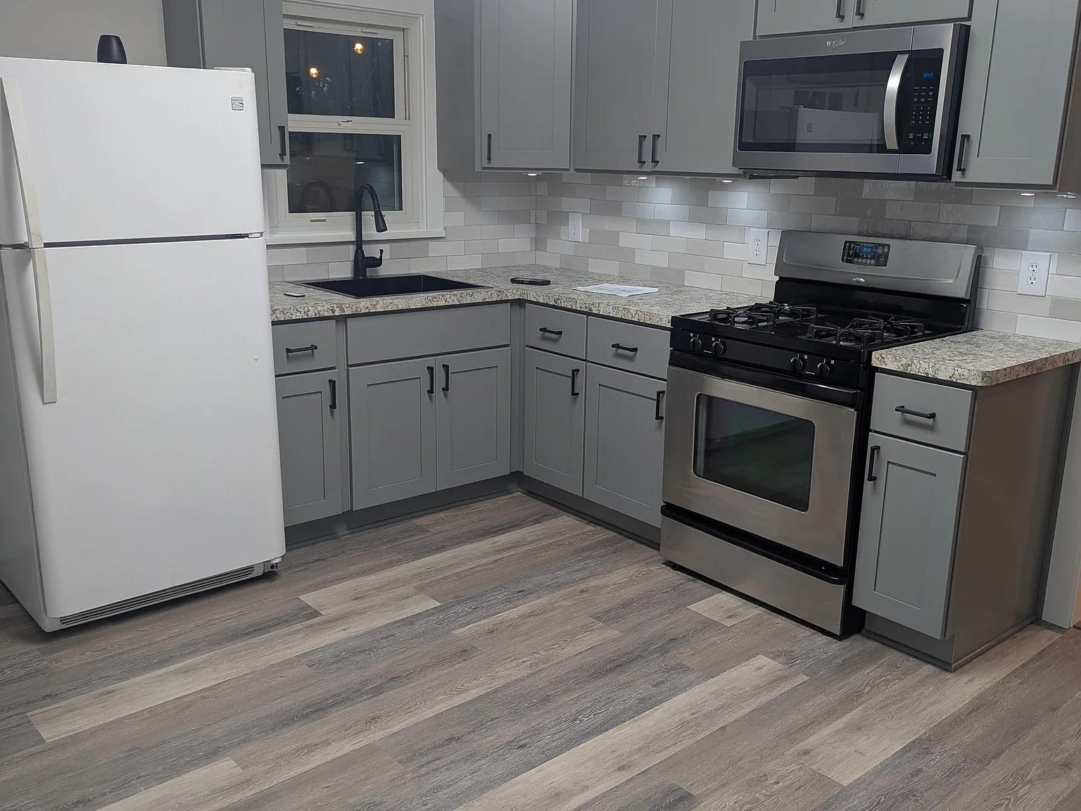 2 bed, 1000 sqft, $1,600 — Photo 2