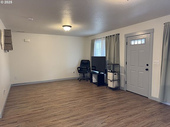 3rd image of 220 SE Hope Ct
