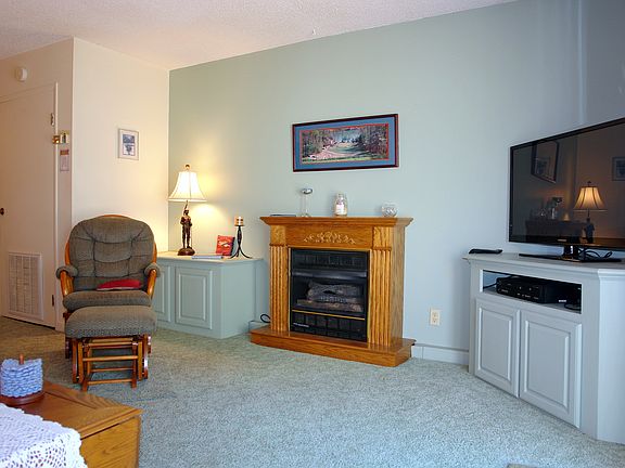 3rd image of 32 Lakeshore Ter #90