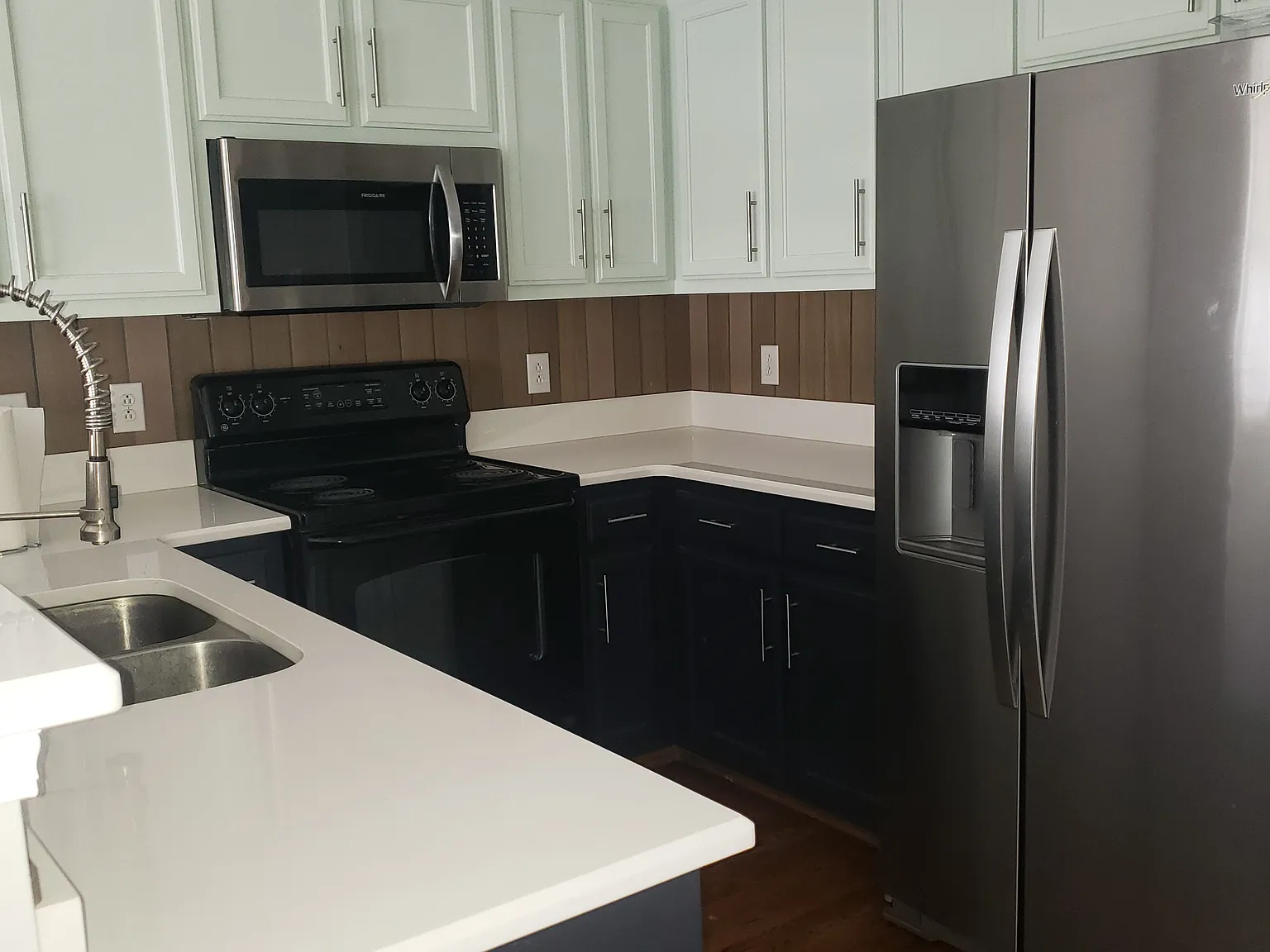 1020 McKenna Dr — Photo 2