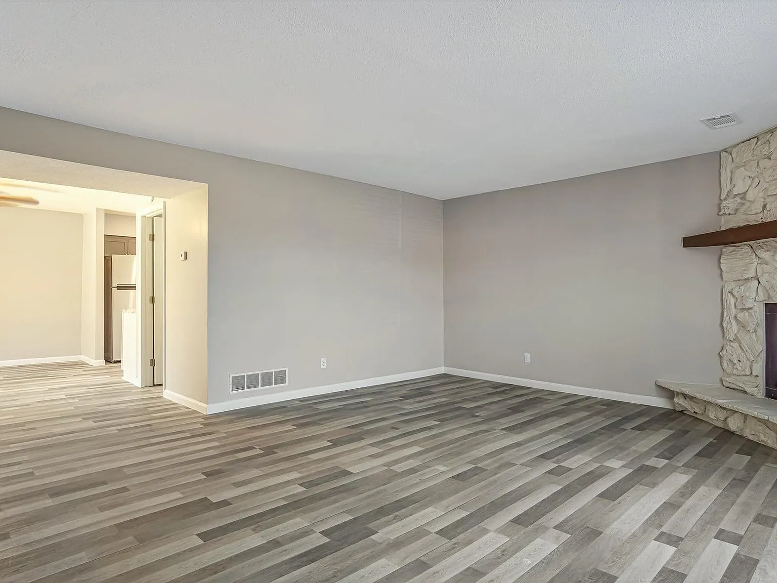 3 bed, 1.5 bath, 1200 sqft, $1,650 — Photo 3