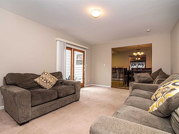 5th image of 103 Singingwood Dr