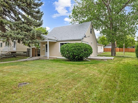 2nd image of 33 Merritt CRESCENT