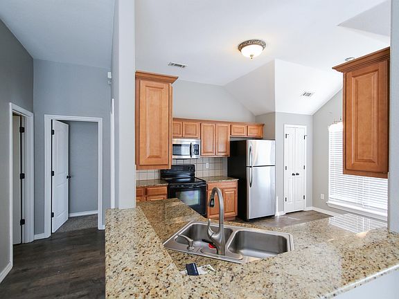 4th image of 3105 SW Waterleaf Ave
