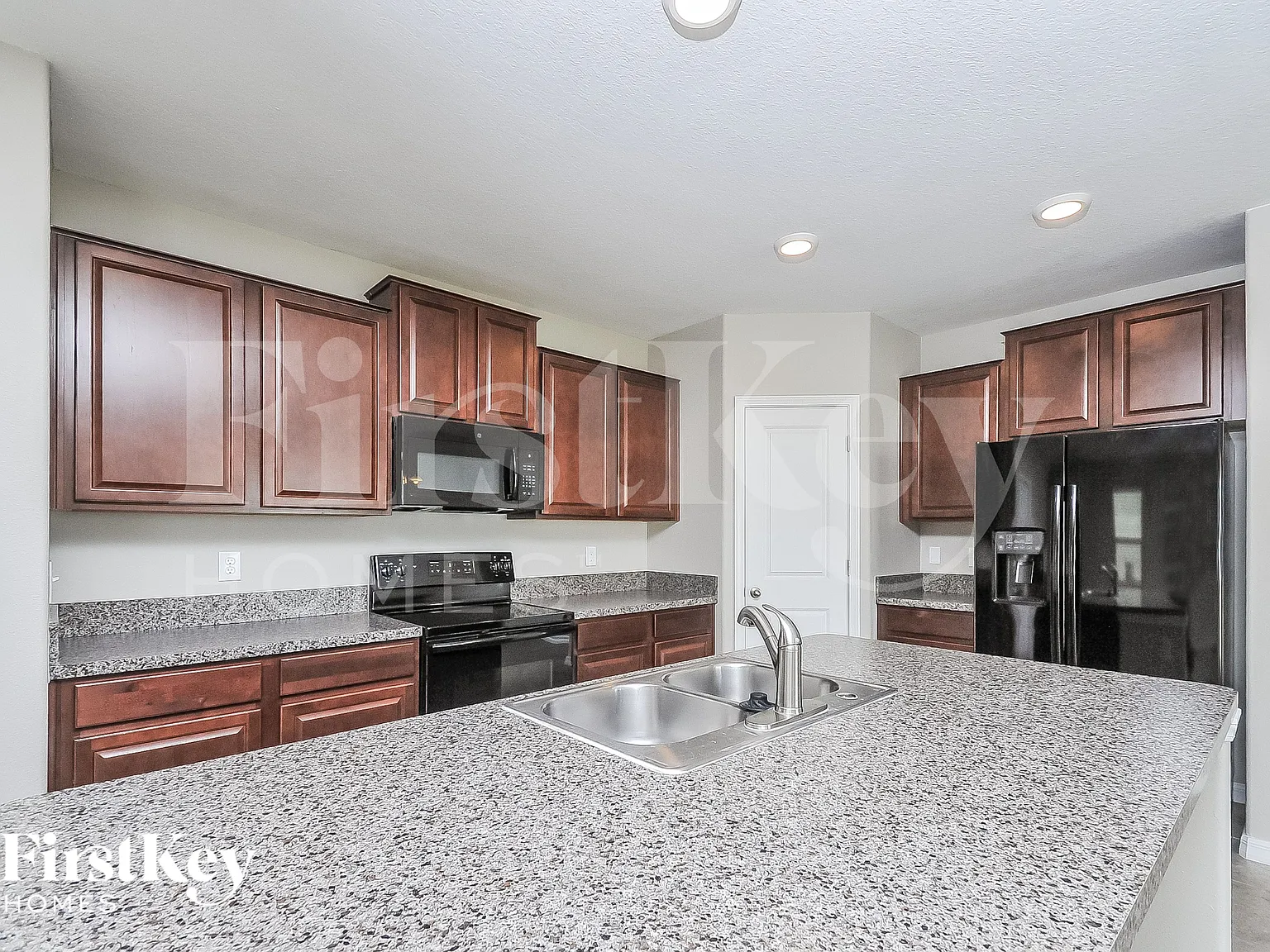 4 bed, 2.5 bath, 1914 sqft, $1,985 — Photo 4