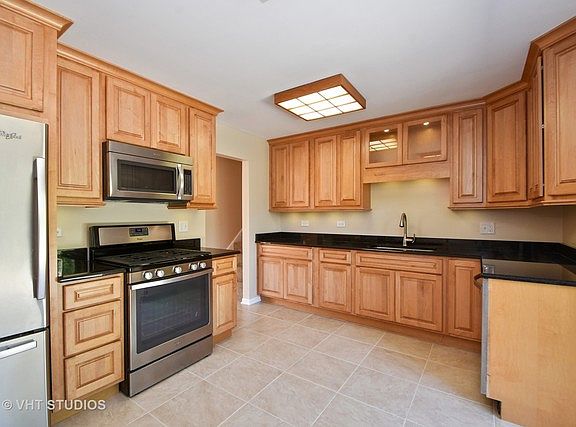 3rd image of 15308 Stradford Ln