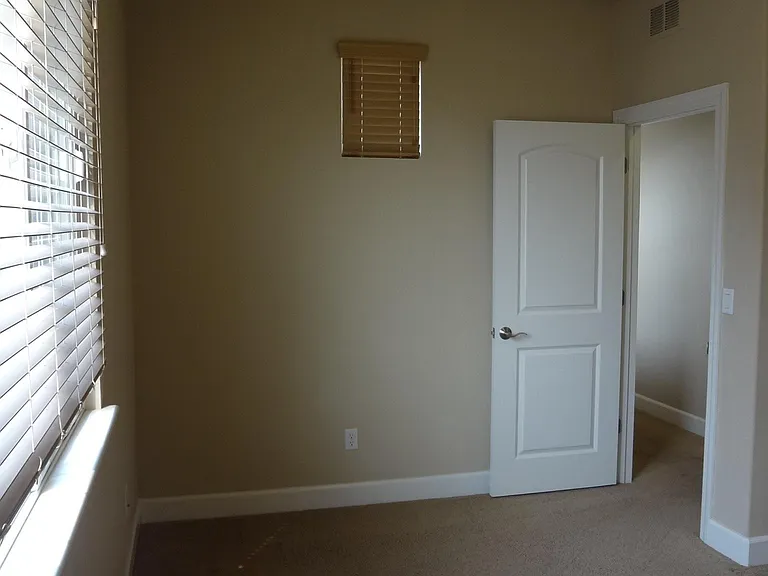 1123 Montague Ln — Photo 45