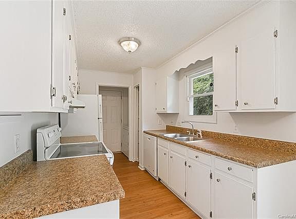 4th image of 8037 Tiburon Cres