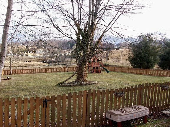 2nd image of 108 Stoneybrook Dr