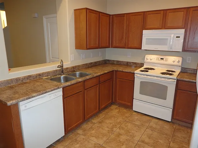 3 bed, 2.5 bath, 1550 sqft, $2,185 — Photo 2