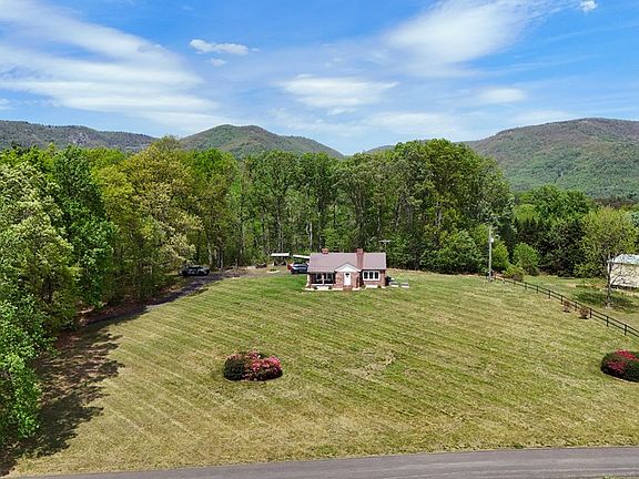 3rd image of 60 Edwin Ln