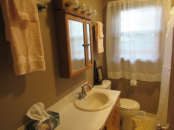 4th image of 2568 Montclair Ave