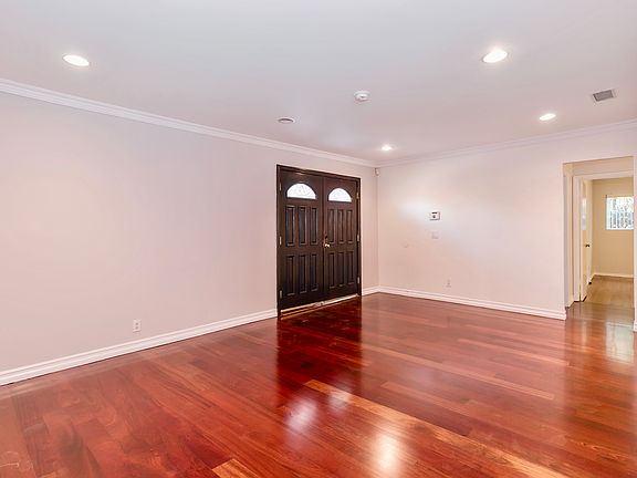 3rd image of 5353 Hazeltine Ave