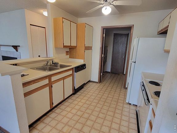 5th image of 1045 Delta Dr #F