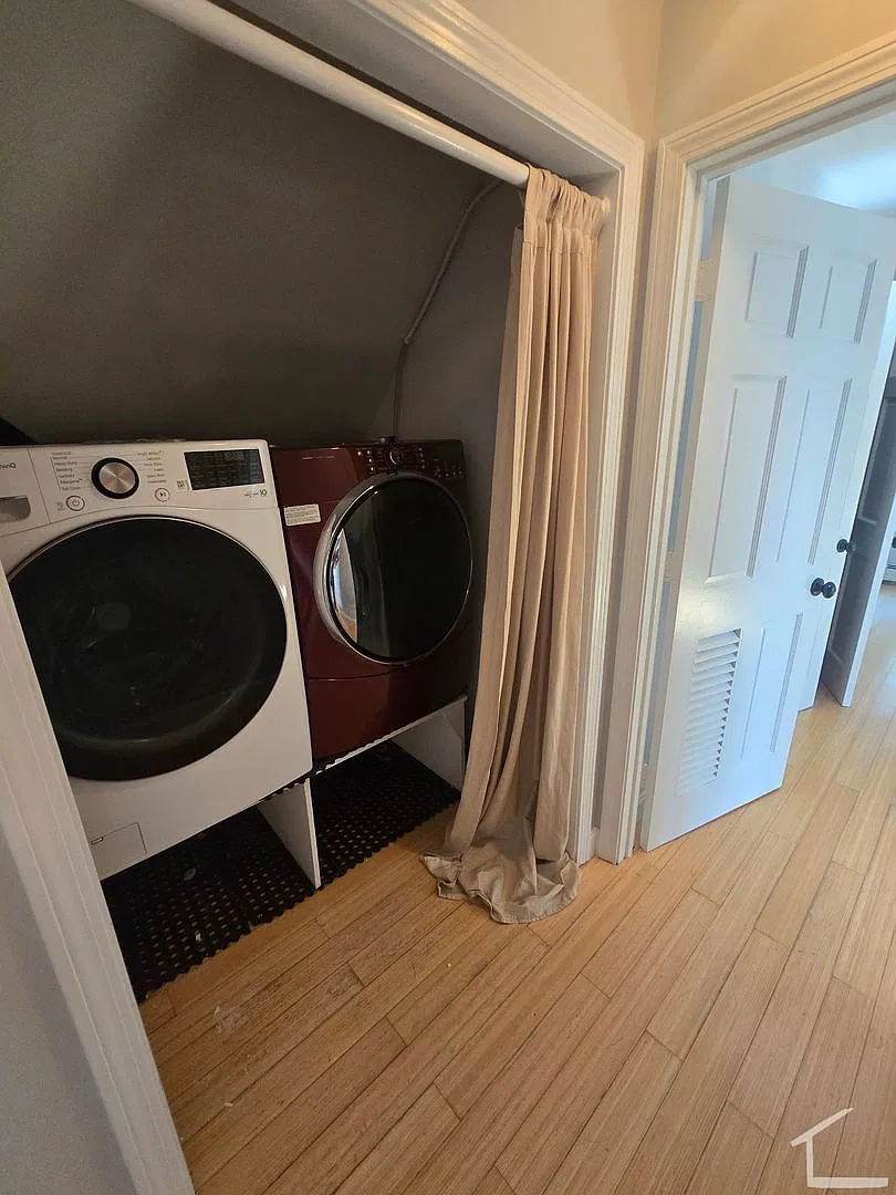 Charming 3 Bedroom-No Broker Fee — Photo 2