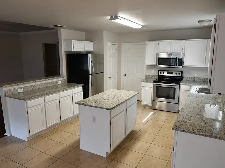 2918 Hilton Head Dr — Photo 4