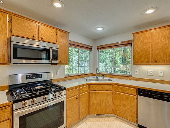 4th image of 3803 NE 39th Ct