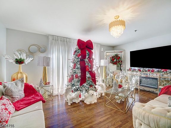 3rd image of 415 Loomis St