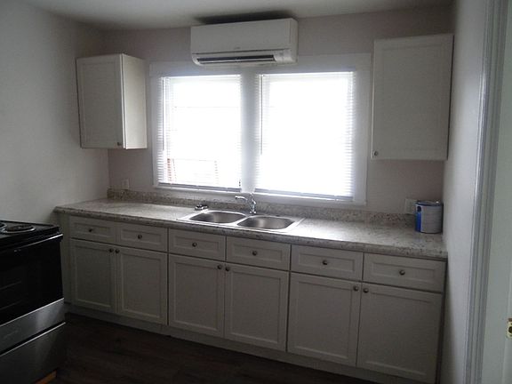 4th image of 646 Wilson St