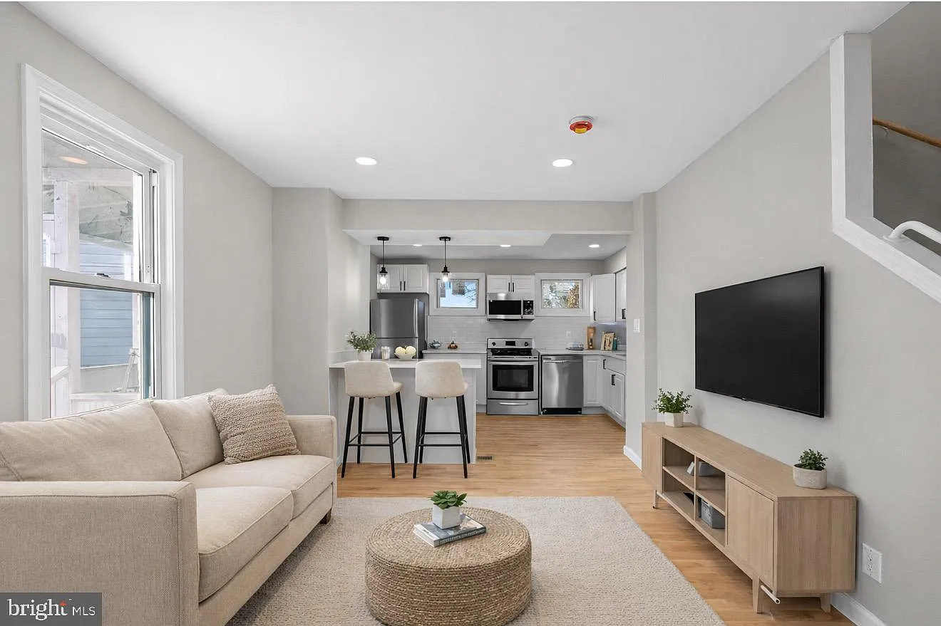 852 50th Pl NE photo 1