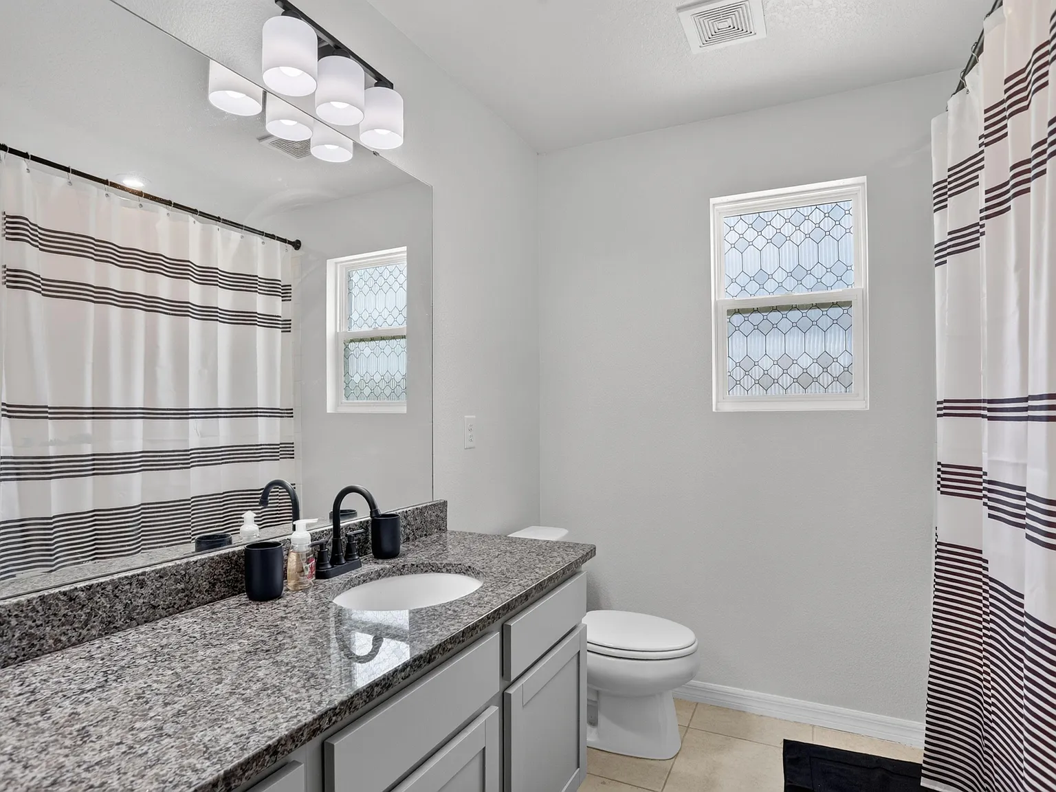 4 bed, 2.5 bath, 2450 sqft, $1,014 — Photo 4