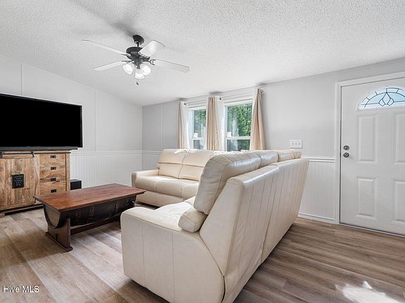 4th image of 617 Acorn Hill Road