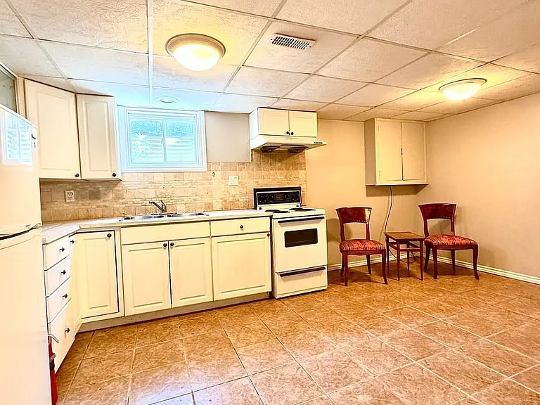 19 Westchester Rd #BASEMENT — Photo 9