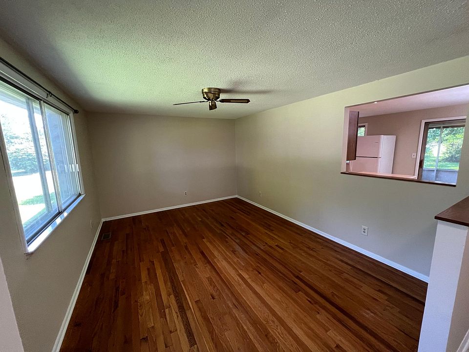 2nd image of 101 S Woodland Entry