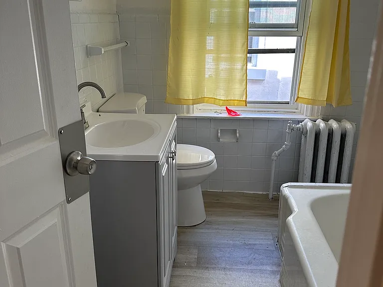 1528 W 4th St — Photo 11