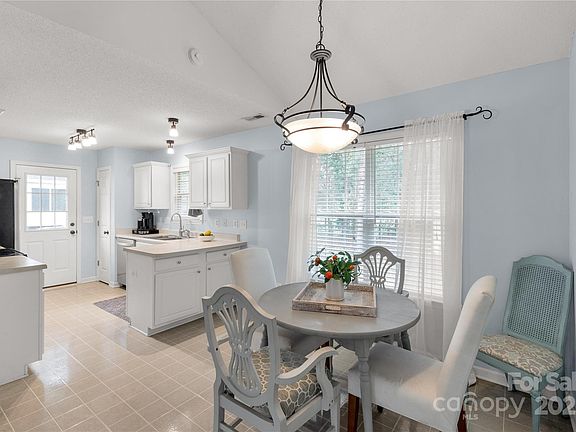 5th image of 729 Golden Bell Dr