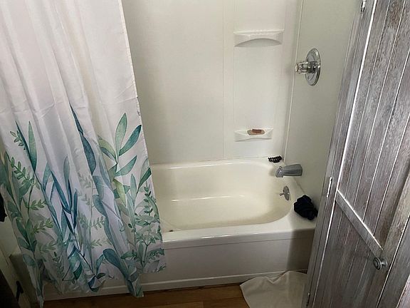 5th image of 422 Little Rutland Road