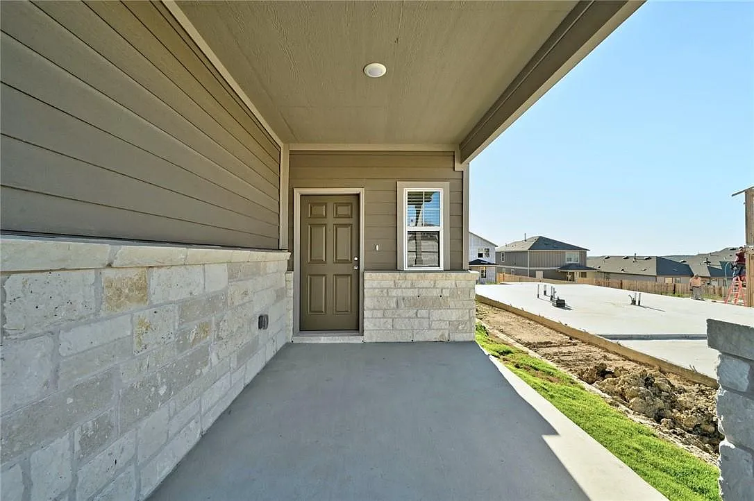 4 bed, 3.0 bath, 2034 sqft, $2,300 — Photo 4