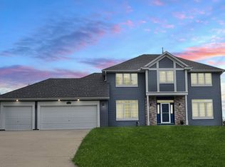 1839 Valley Ridge Trl S, Chanhassen, MN 55317