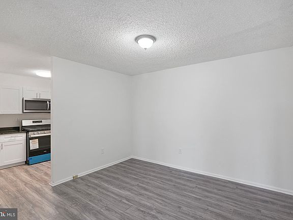 5th image of 1300 Army Navy Dr APT 1006