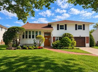 84 Robby Ln, New Hyde Park, NY 11040
