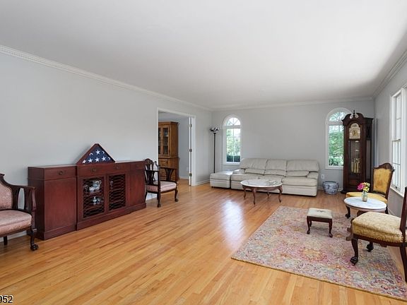 3rd image of 10 Wesley Court