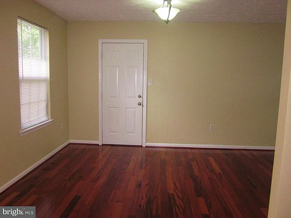 3rd image of 4 Melanie Hollow Ln