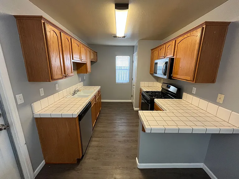 1737 W Median Ave — Photo 4