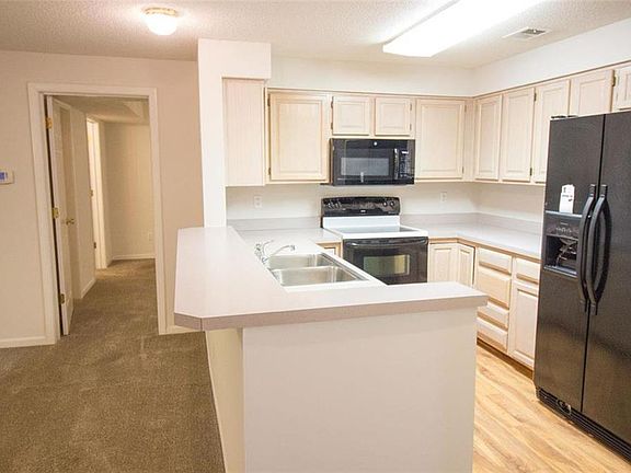5th image of 218 E Hansen Ct