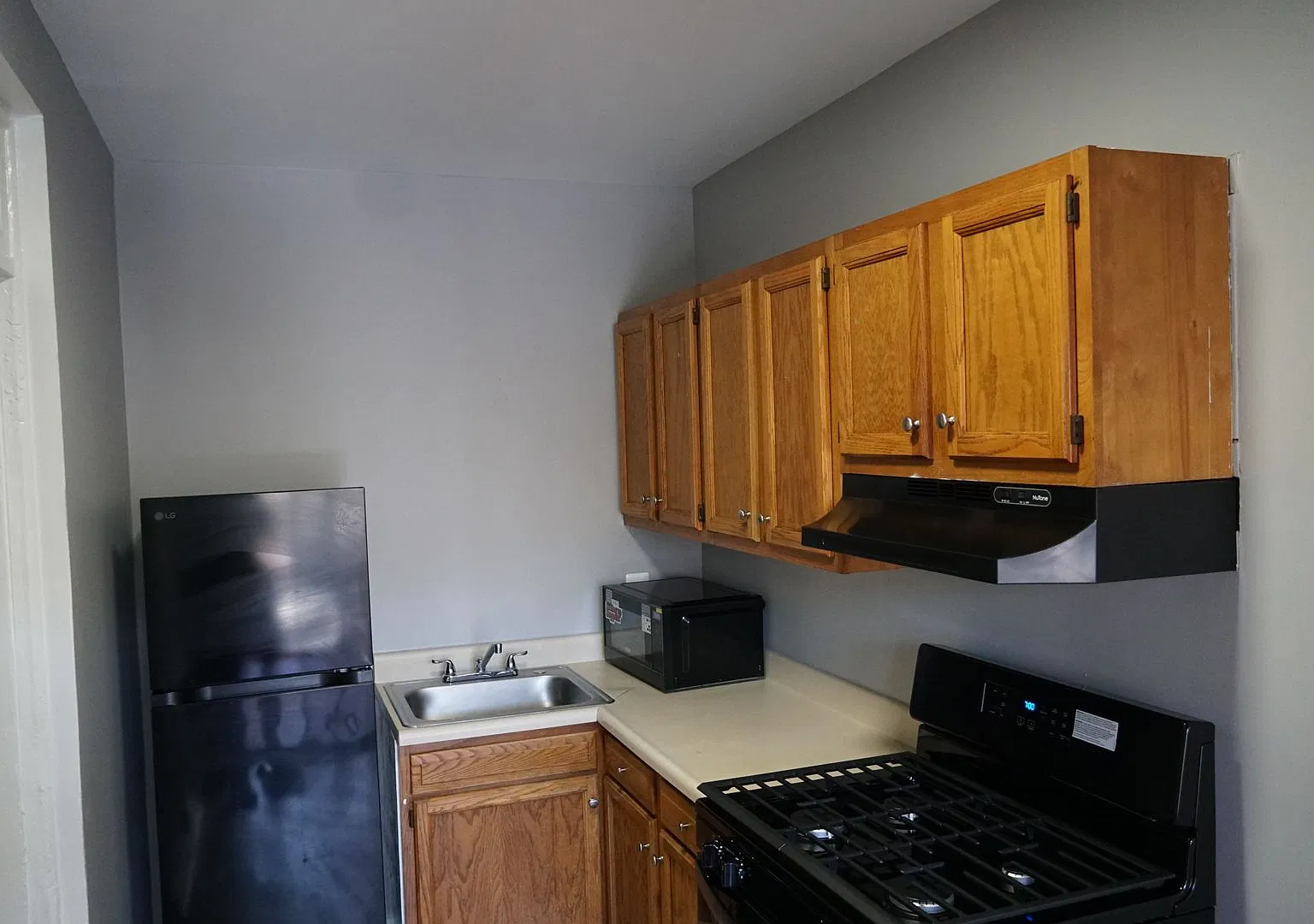 Baltimore - 1 Bedroom and 1 bath Available! — Photo 1