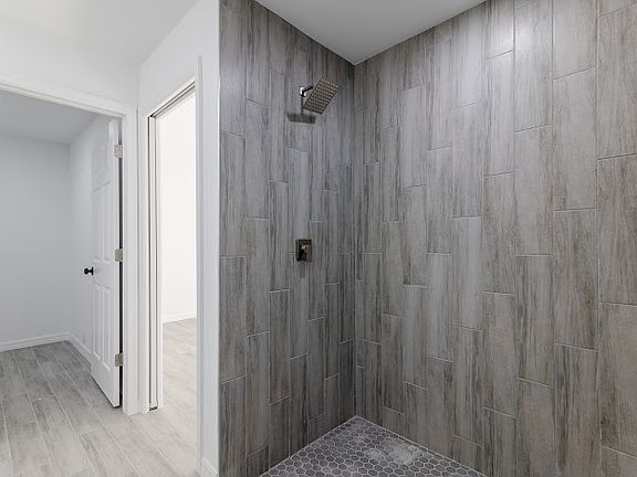2nd image of 556 Montclair Ave S
