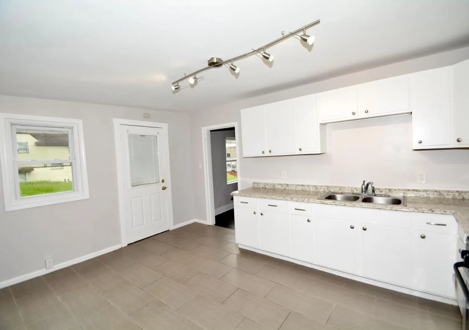 Cute 2 bed 1 Bath Home! Huge Walk in Closet — Photo 4