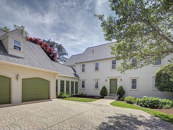 3rd image of 11 Bay Cliff Cir